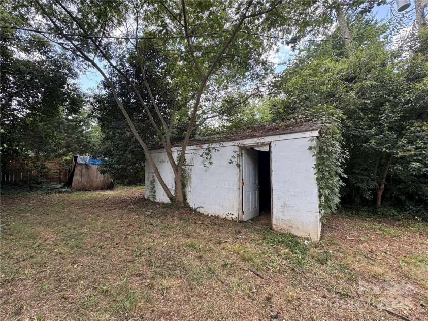 100 Gardner Avenue, Charlotte, NC 28208.  MLS# CAR4285263, YatesRealty ID 28295. 