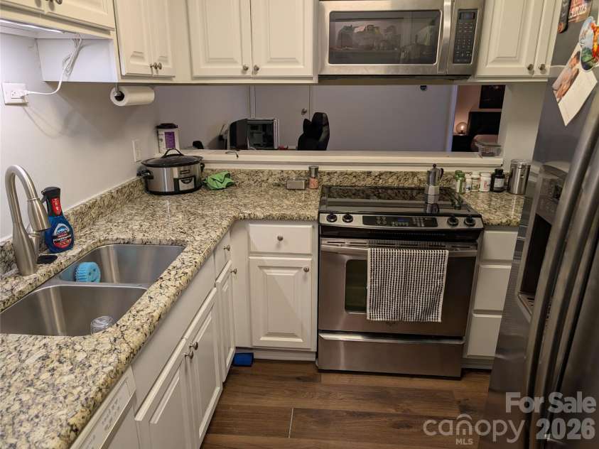 1600 Sharon Road, Charlotte, NC 28210.  MLS# CAR4390327, YatesRealty ID 28296. Kitchen