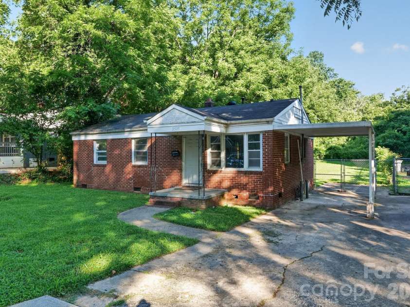 2505 Druid Hills Way, Charlotte, NC 28206.  MLS# CAR4390568, YatesRealty ID 28298. 