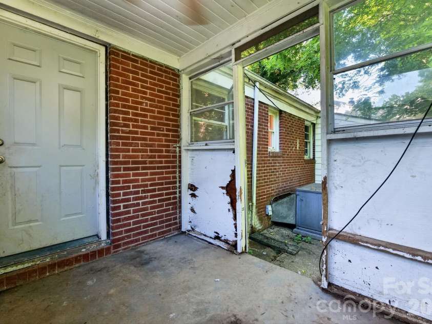 2505 Druid Hills Way, Charlotte, NC 28206.  MLS# CAR4390568, YatesRealty ID 28298. 