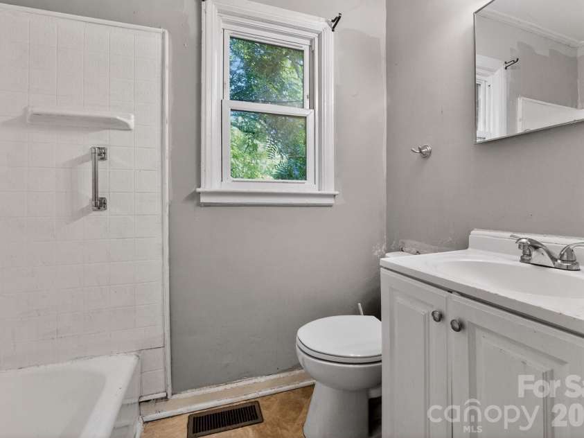 2505 Druid Hills Way, Charlotte, NC 28206.  MLS# CAR4390568, YatesRealty ID 28298. 