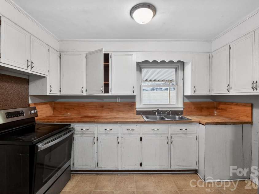 2505 Druid Hills Way, Charlotte, NC 28206.  MLS# CAR4390568, YatesRealty ID 28298. 