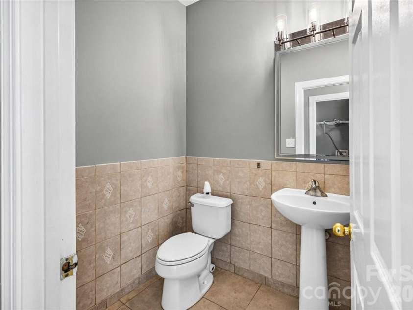 6410 Castlewynd Court, Charlotte, NC 28212.  MLS# CAR4407066, YatesRealty ID 28301. 