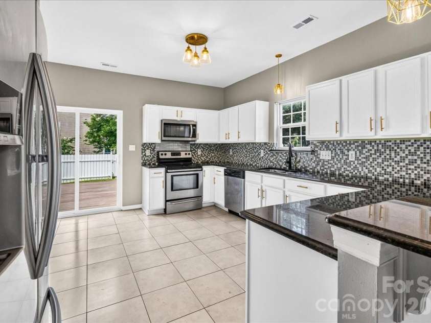6410 Castlewynd Court, Charlotte, NC 28212.  MLS# CAR4407066, YatesRealty ID 28301. Kitchen