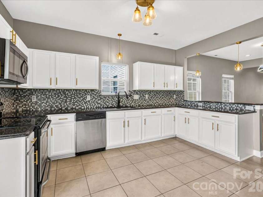 6410 Castlewynd Court, Charlotte, NC 28212.  MLS# CAR4407066, YatesRealty ID 28301. Kitchen