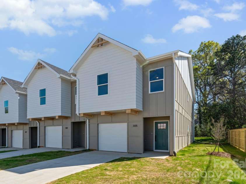 3127 Hatty Place, Charlotte, NC 28216.  MLS# CAR4390582, YatesRealty ID 28302. 