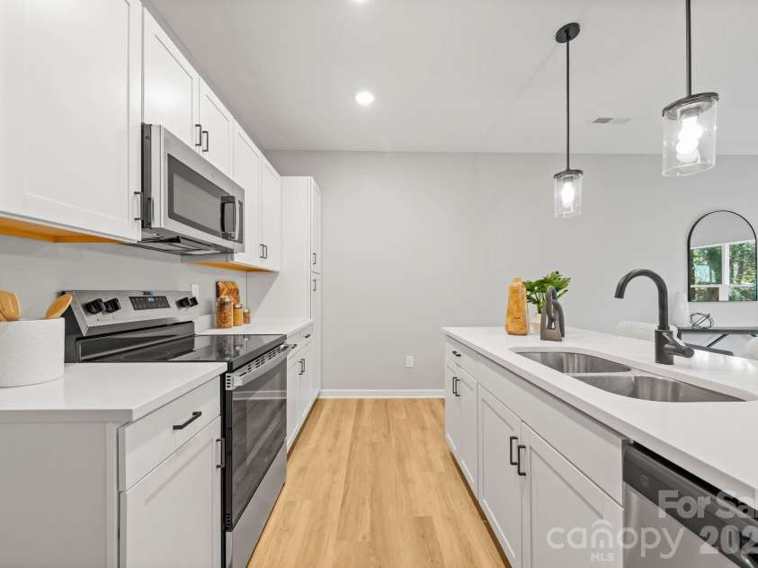 3127 Hatty Place, Charlotte, NC 28216.  MLS# CAR4390582, YatesRealty ID 28302. 