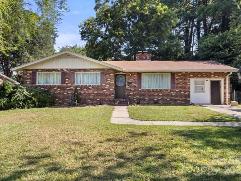 1521 Colonial Drive, Salisbury, NC 28144.  MLS# CAR4284938, YatesRealty ID 28303. 