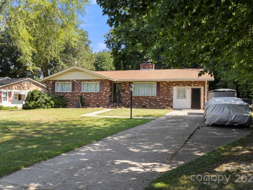 1521 Colonial Drive, Salisbury, NC 28144.  MLS# CAR4284938, YatesRealty ID 28303. 