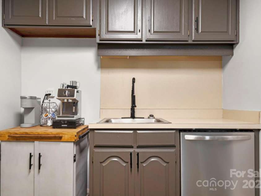 1521 Colonial Drive, Salisbury, NC 28144.  MLS# CAR4284938, YatesRealty ID 28303. 