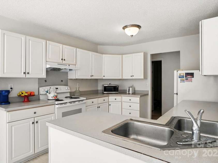 8213 Martindale Lane, Charlotte, NC 28216.  MLS# CAR4285690, YatesRealty ID 28308. 