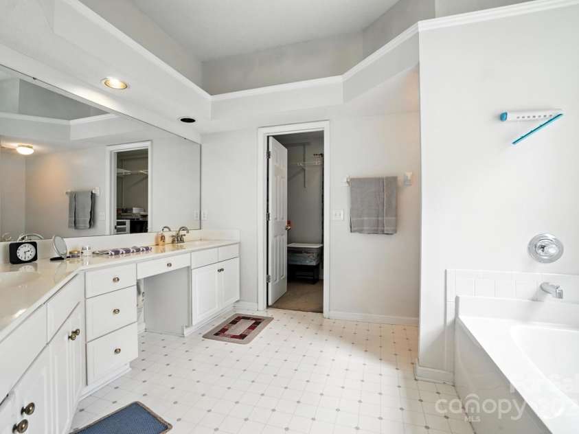 8213 Martindale Lane, Charlotte, NC 28216.  MLS# CAR4285690, YatesRealty ID 28308. 