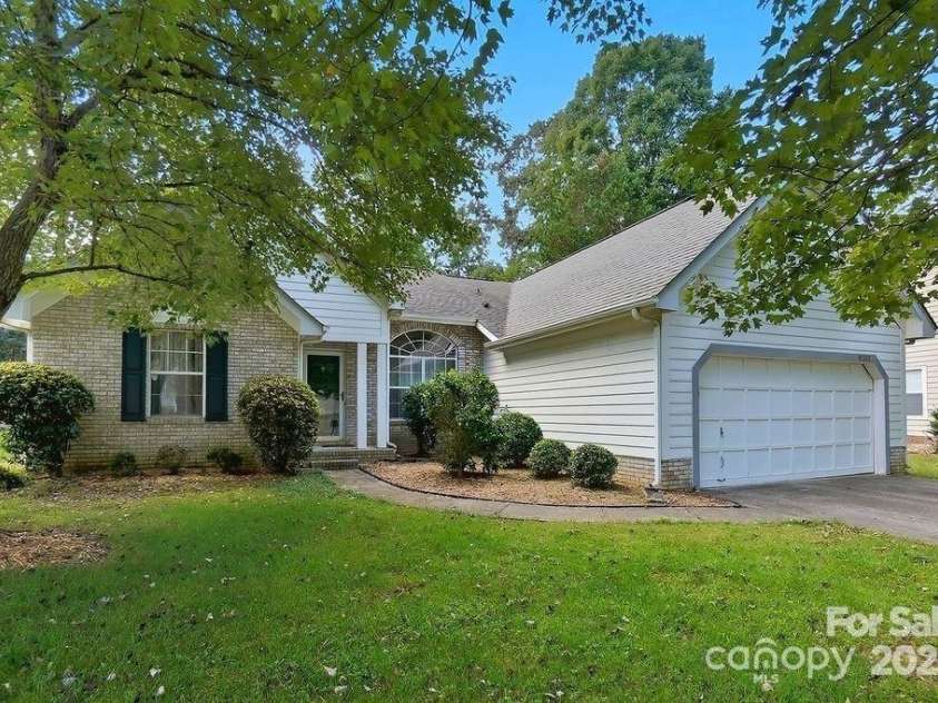 8213 Martindale Lane, Charlotte, NC 28216.  MLS# CAR4317563, YatesRealty ID 28308. 