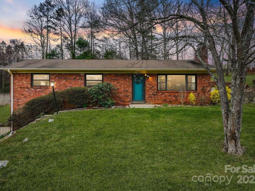 31 Vista Drive, Candler, NC 28715.  MLS# CAR4238008, YatesRealty ID 2831. 