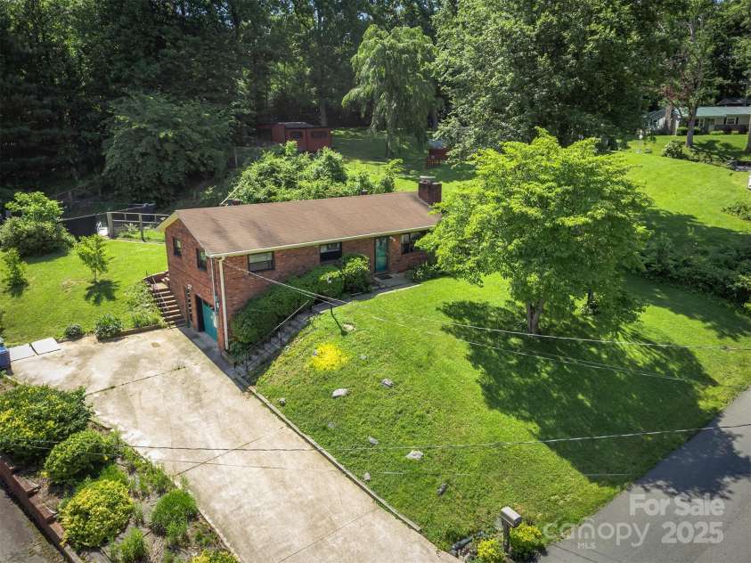 31 Vista Drive, Candler, NC 28715.  MLS# CAR4238008, YatesRealty ID 2831. 