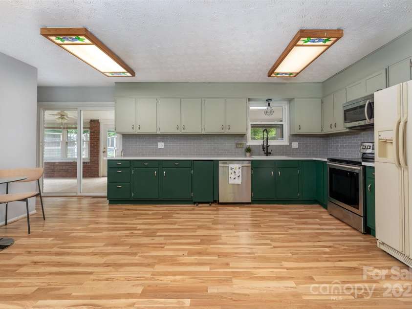 31 Vista Drive, Candler, NC 28715.  MLS# CAR4238008, YatesRealty ID 2831. 