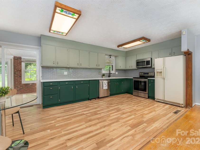 31 Vista Drive, Candler, NC 28715.  MLS# CAR4238008, YatesRealty ID 2831. 