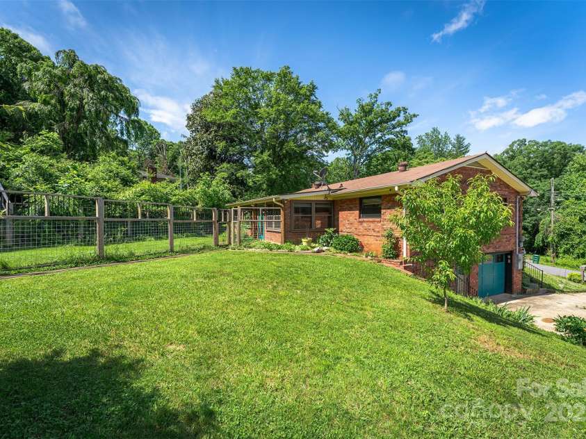 31 Vista Drive, Candler, NC 28715.  MLS# CAR4238008, YatesRealty ID 2831. 