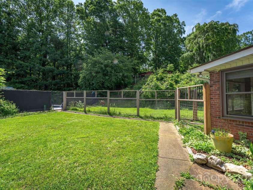 31 Vista Drive, Candler, NC 28715.  MLS# CAR4238008, YatesRealty ID 2831. 