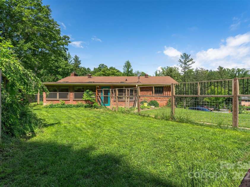 31 Vista Drive, Candler, NC 28715.  MLS# CAR4238008, YatesRealty ID 2831. 
