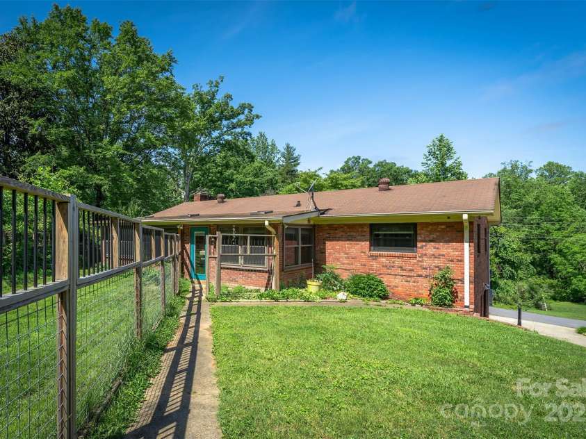 31 Vista Drive, Candler, NC 28715.  MLS# CAR4238008, YatesRealty ID 2831. 