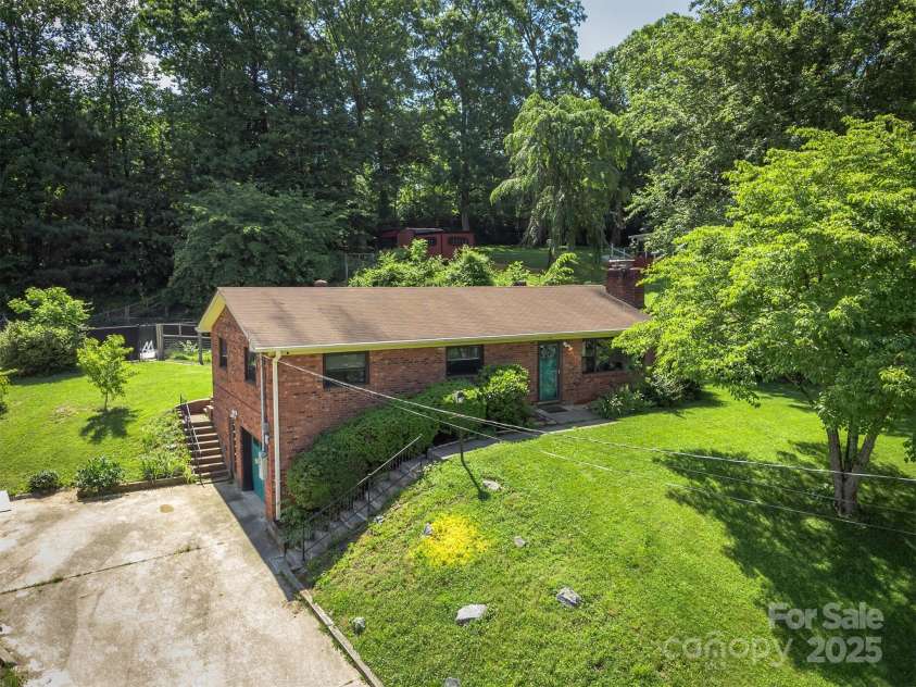 31 Vista Drive, Candler, NC 28715.  MLS# CAR4238008, YatesRealty ID 2831. 