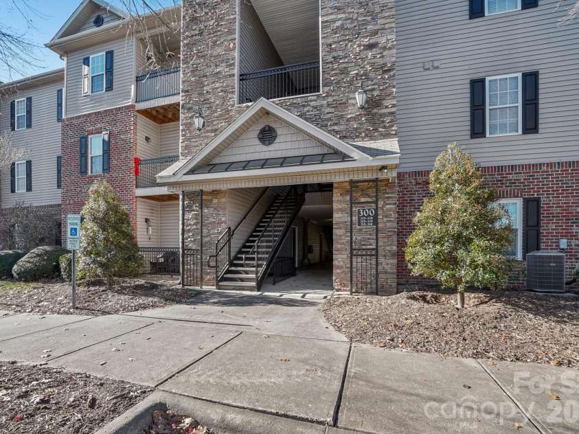 316 Appeldoorn Circle, Asheville, NC 28803.  MLS# CAR4316997, YatesRealty ID 2831. Entrance