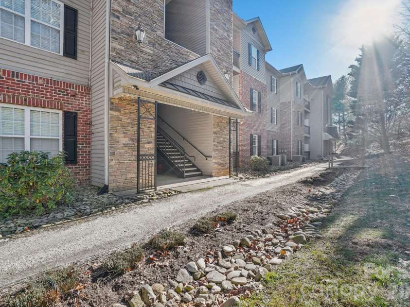 316 Appeldoorn Circle, Asheville, NC 28803.  MLS# CAR4316997, YatesRealty ID 2831. Walking trail