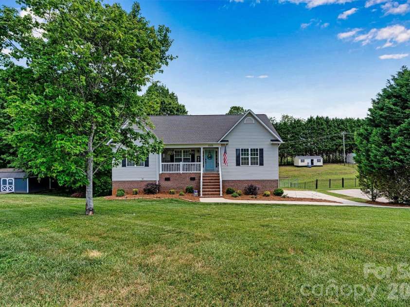 3353 48th Avenue Lane, Hickory, NC 28601.  MLS# CAR4381389, YatesRealty ID 28313. Focused Front View