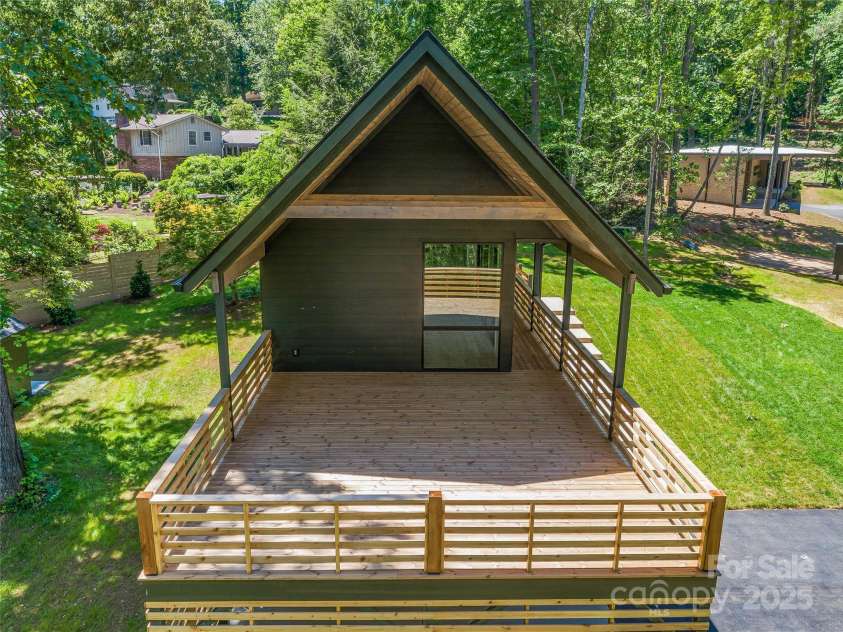 117 English Drive, Candler, NC 28715.  MLS# CAR4259878, YatesRealty ID 28314. 