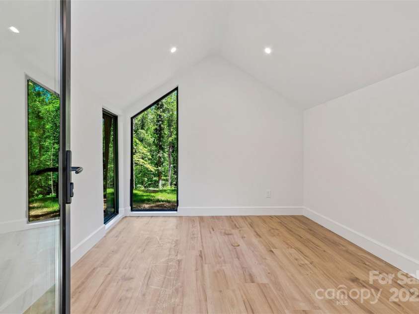 117 English Drive, Candler, NC 28715.  MLS# CAR4259878, YatesRealty ID 28314. 