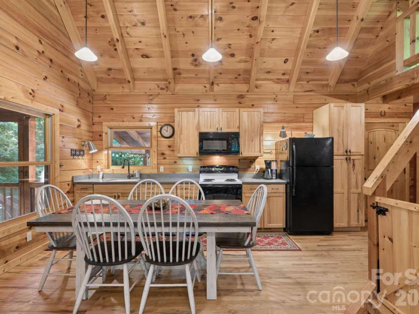 89 Apgar Road, Candler, NC 28715.  MLS# CAR4397603, YatesRealty ID 28314. Eat-in dining to kitchen
