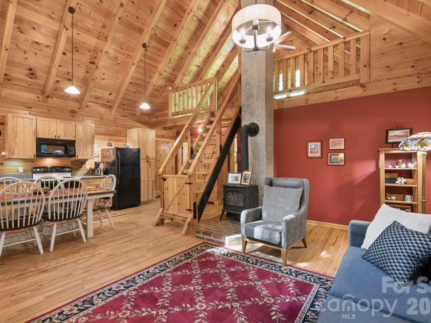 89 Apgar Road, Candler, NC 28715.  MLS# CAR4397603, YatesRealty ID 28314. Light and Bright!