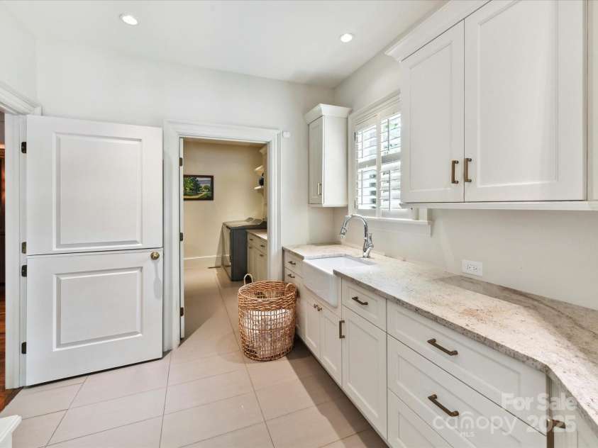 2526 Sherwood Avenue, Charlotte, NC 28207.  MLS# CAR4299045, YatesRealty ID 28315. 