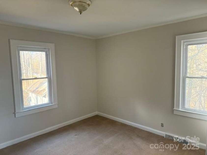 171 Oakdale Drive, Spruce Pine, NC 28777.  MLS# CAR4334581, YatesRealty ID 28316. 