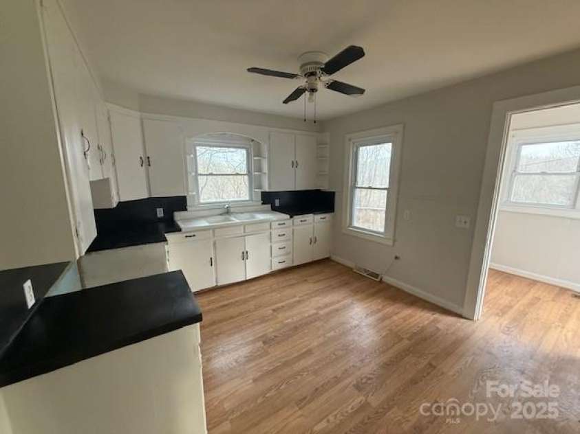 171 Oakdale Drive, Spruce Pine, NC 28777.  MLS# CAR4334581, YatesRealty ID 28316. 