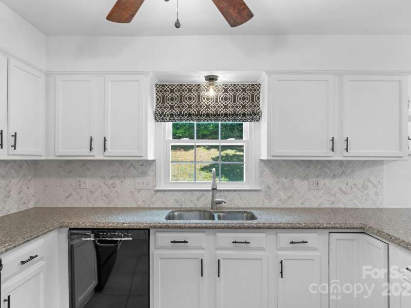 9423 Wood Ridge Drive, Charlotte, NC 28277.  MLS# CAR4265713, YatesRealty ID 28316. 