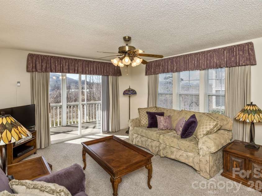 3305 Idle Hour Drive, Asheville, NC 28806.  MLS# CAR4336011, YatesRealty ID 2832. Light filled living