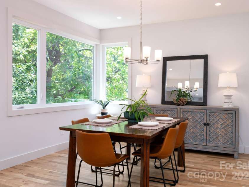 5 Orrinel Way, Asheville, NC 28806.  MLS# CAR4294195, YatesRealty ID 2832. Bright and Light Dining Area