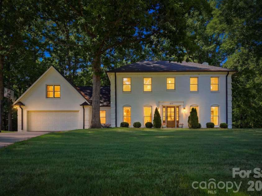 1015 Thistle Court, Charlotte, NC 28211.  MLS# CAR4381396, YatesRealty ID 28322. 