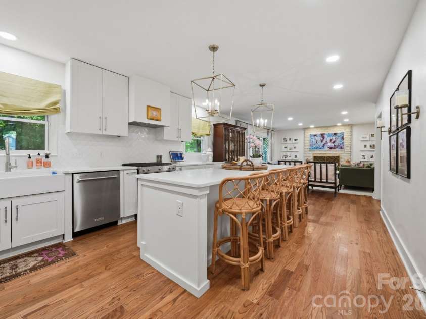 1015 Thistle Court, Charlotte, NC 28211.  MLS# CAR4381396, YatesRealty ID 28322. 