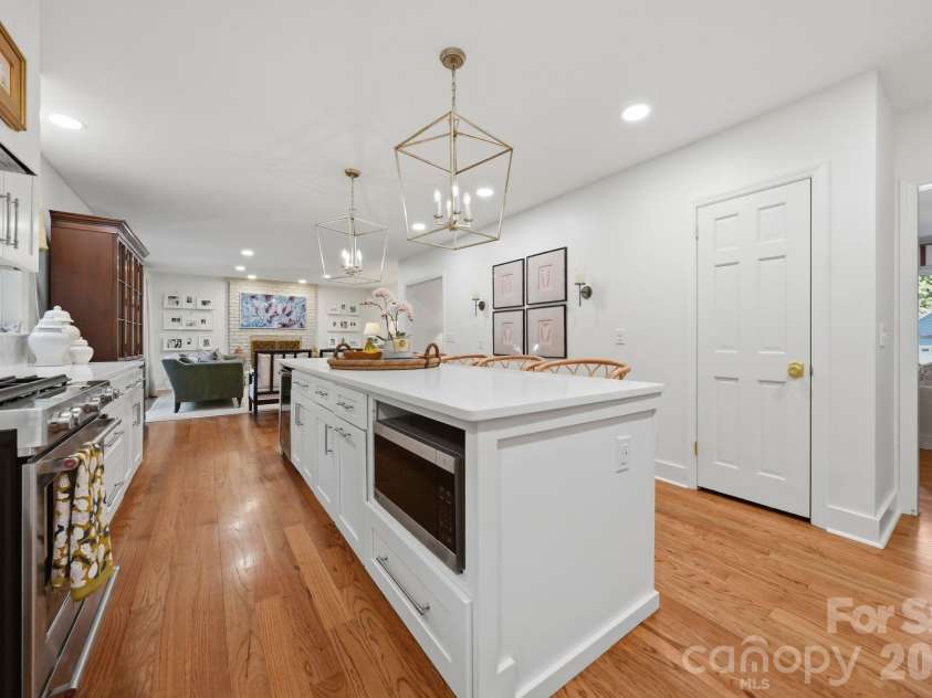 1015 Thistle Court, Charlotte, NC 28211.  MLS# CAR4381396, YatesRealty ID 28322. 
