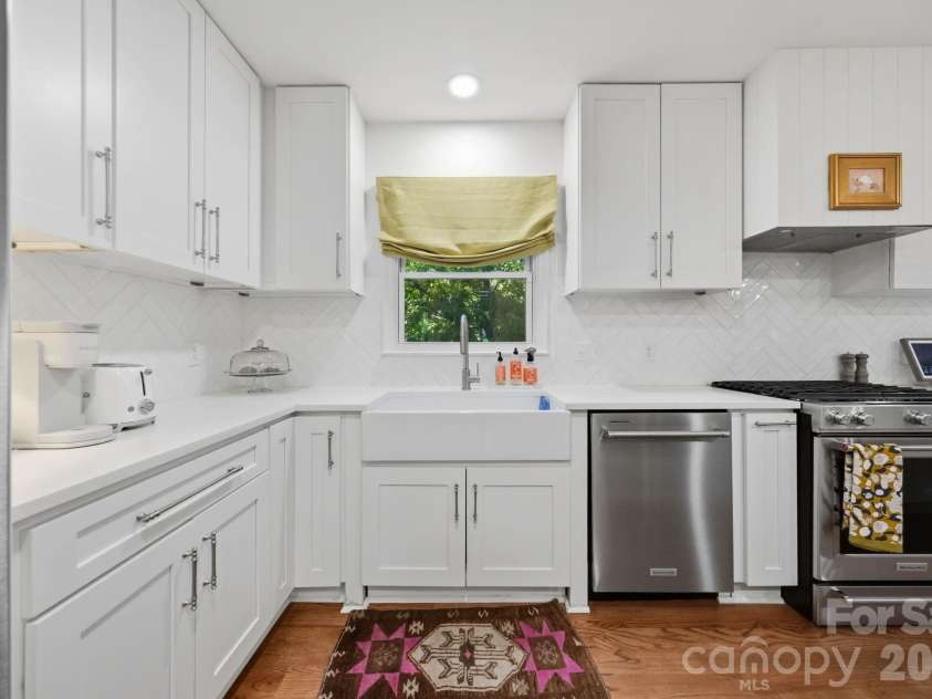 1015 Thistle Court, Charlotte, NC 28211.  MLS# CAR4381396, YatesRealty ID 28322. 