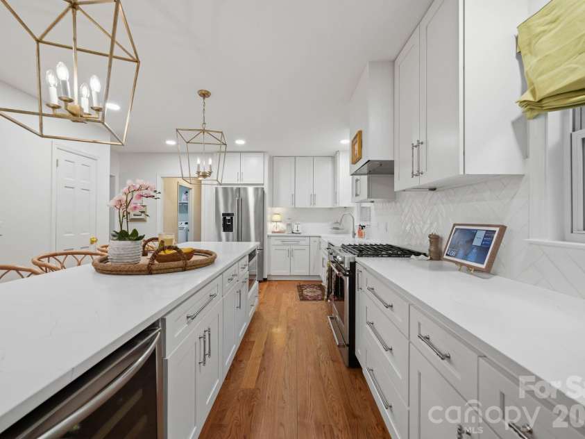 1015 Thistle Court, Charlotte, NC 28211.  MLS# CAR4381396, YatesRealty ID 28322. 