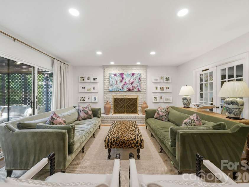 1015 Thistle Court, Charlotte, NC 28211.  MLS# CAR4381396, YatesRealty ID 28322. 