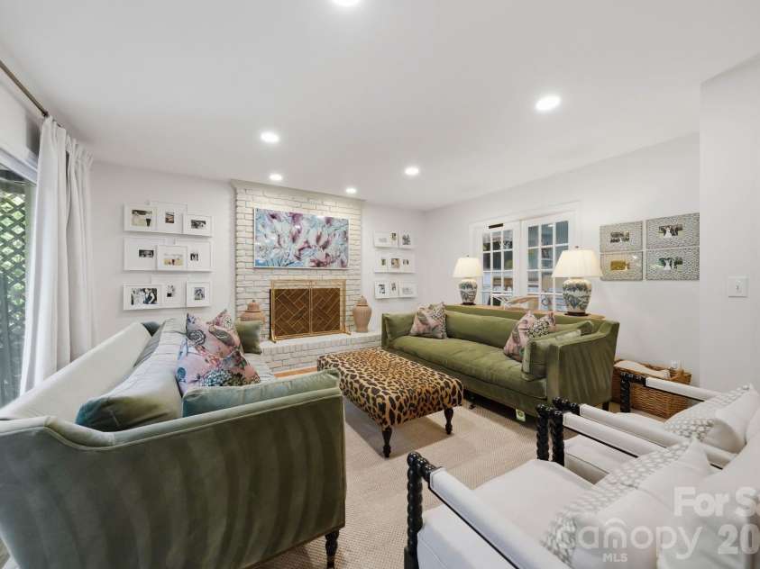1015 Thistle Court, Charlotte, NC 28211.  MLS# CAR4381396, YatesRealty ID 28322. 