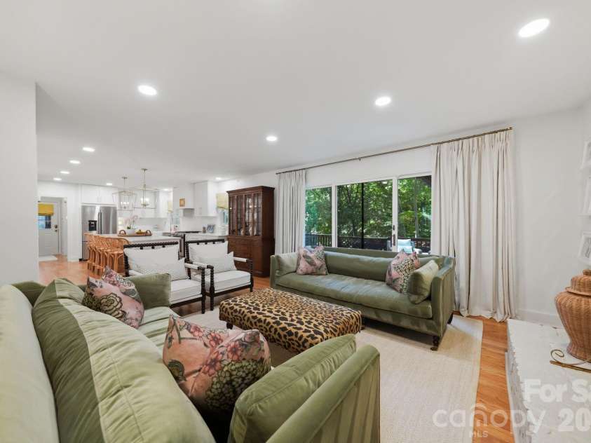 1015 Thistle Court, Charlotte, NC 28211.  MLS# CAR4381396, YatesRealty ID 28322. 