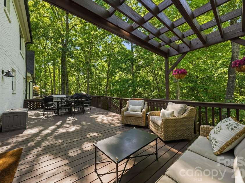 1015 Thistle Court, Charlotte, NC 28211.  MLS# CAR4381396, YatesRealty ID 28322. 