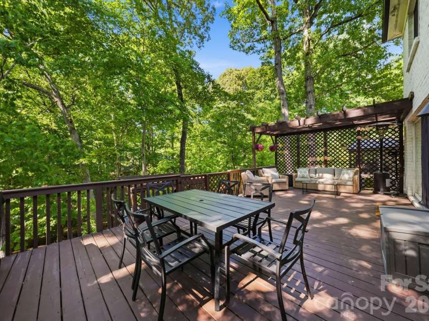 1015 Thistle Court, Charlotte, NC 28211.  MLS# CAR4381396, YatesRealty ID 28322. 