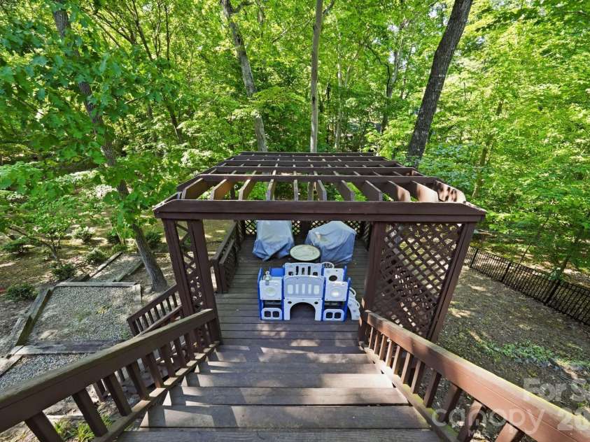 1015 Thistle Court, Charlotte, NC 28211.  MLS# CAR4381396, YatesRealty ID 28322. 